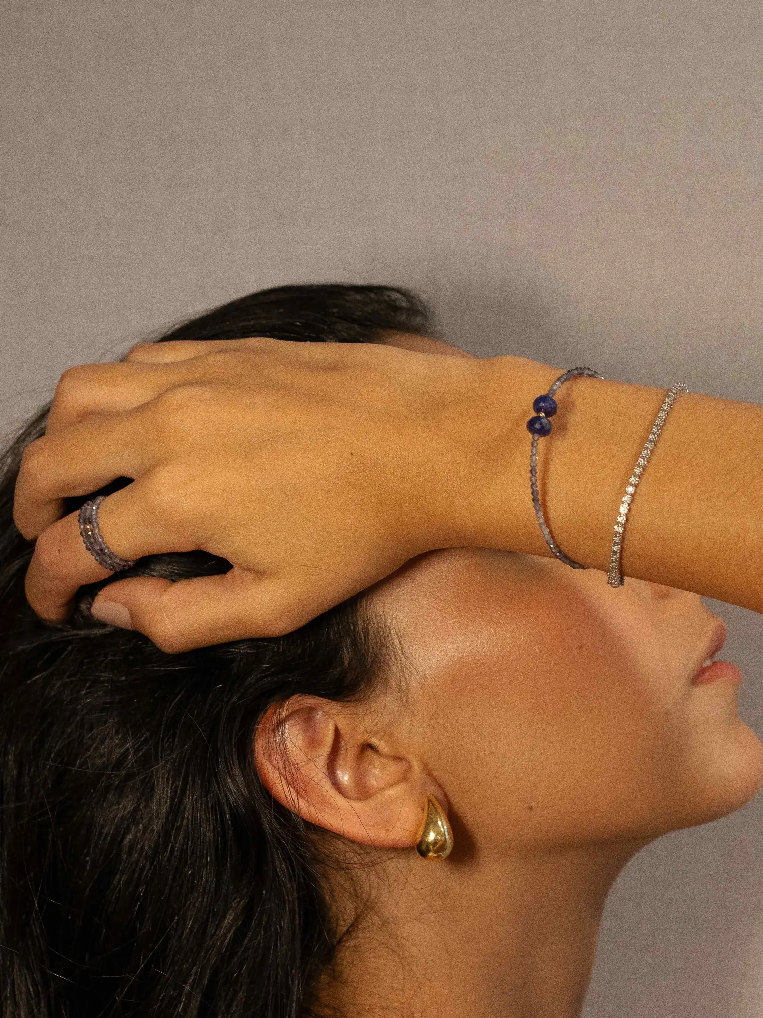 Modelo usando pulseiras de safira e diamantes da Lapidum